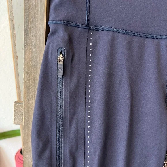 Lululemon women’s extra mile crop size 4 - Picture 3 of 8